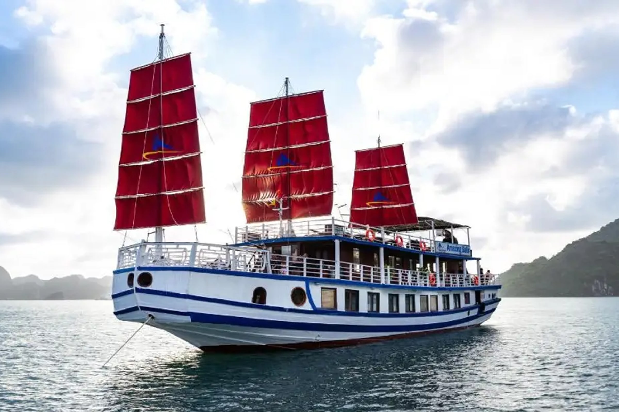 Amazing Sails - Luxury Halong Bay Day Trip from Hanoi